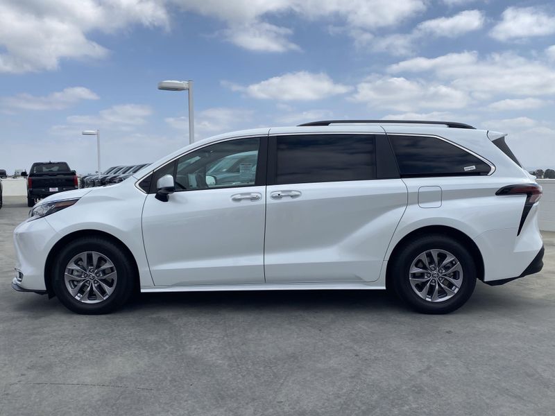2023 Toyota Sienna XLEImage 7