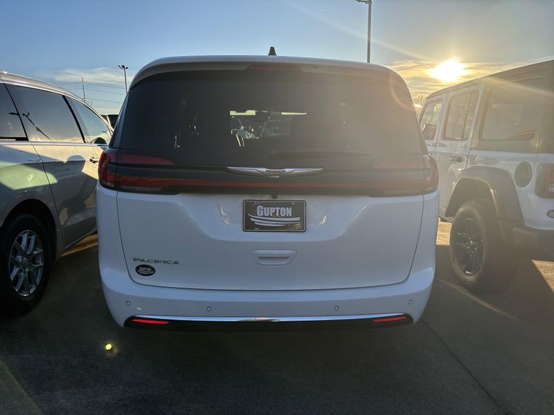 New 2026 Chrysler Pacifica SelectImage 7