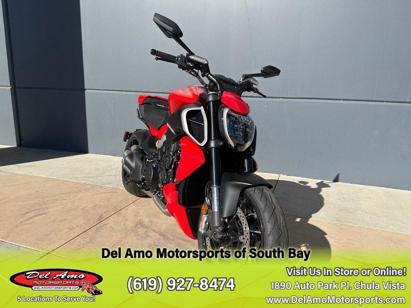 2024 Ducati DIAVEL V4  in a RED exterior color. Del Amo Motorsports of South Bay (619) 547-1937 delamomotorsports.com 