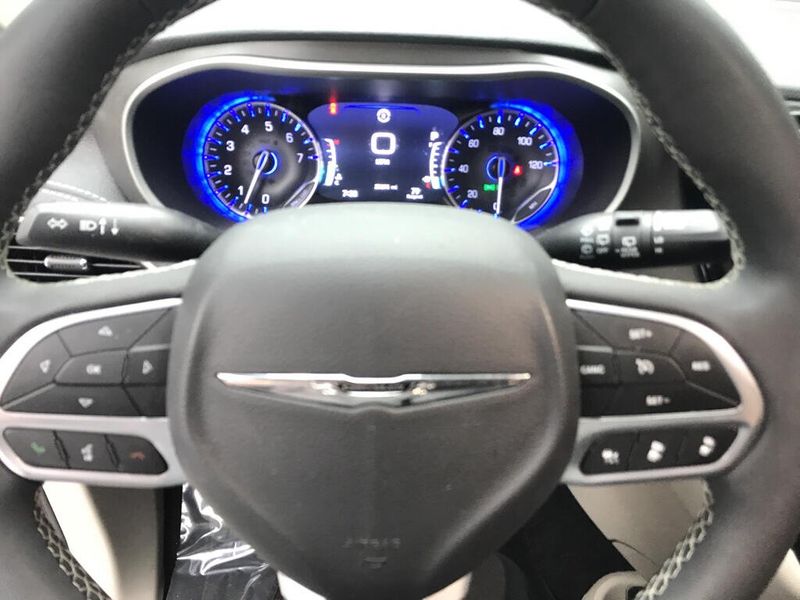 Used 2023 Chrysler Pacifica Touring LImage 6