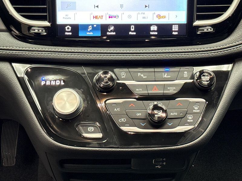 New 2026 Chrysler Pacifica Select AwdImage 11