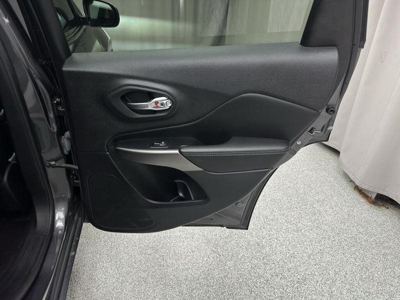 Used 2022 Jeep Cherokee Latitude LuxImage 15