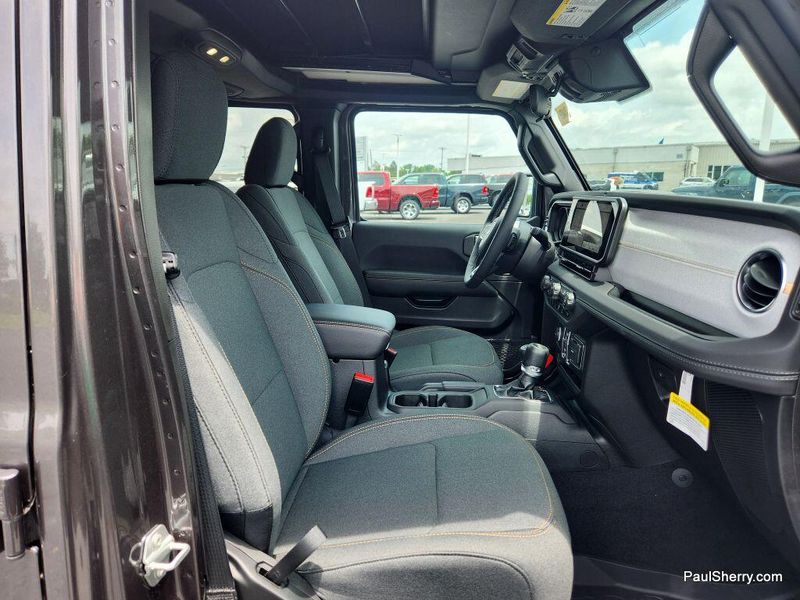 New 2025 Jeep Wrangler 4-door SaharaImage 27