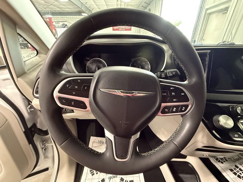 Used 2022 Chrysler Pacifica Touring LImage 22