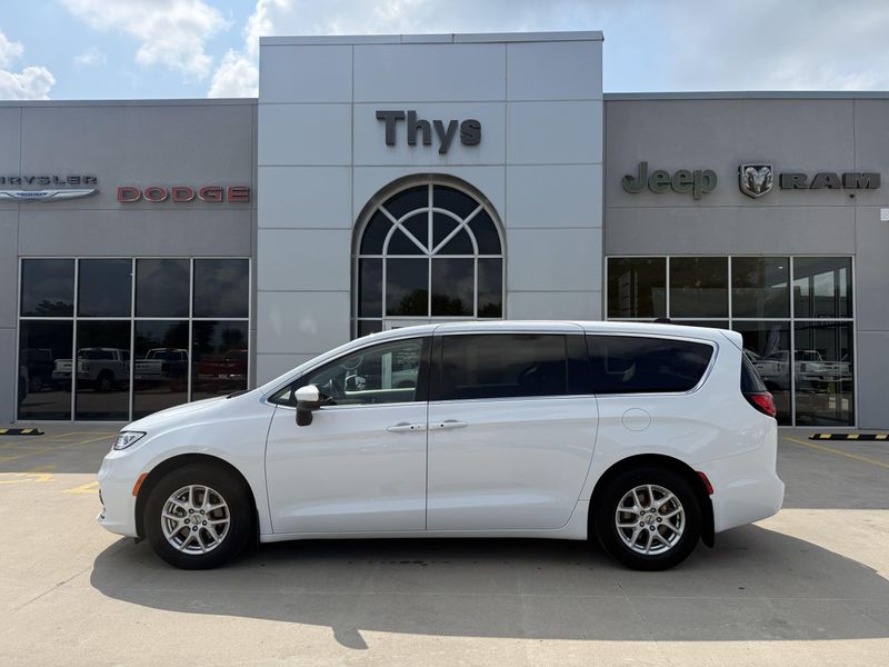 Used 2023 Chrysler Pacifica Touring LImage 31