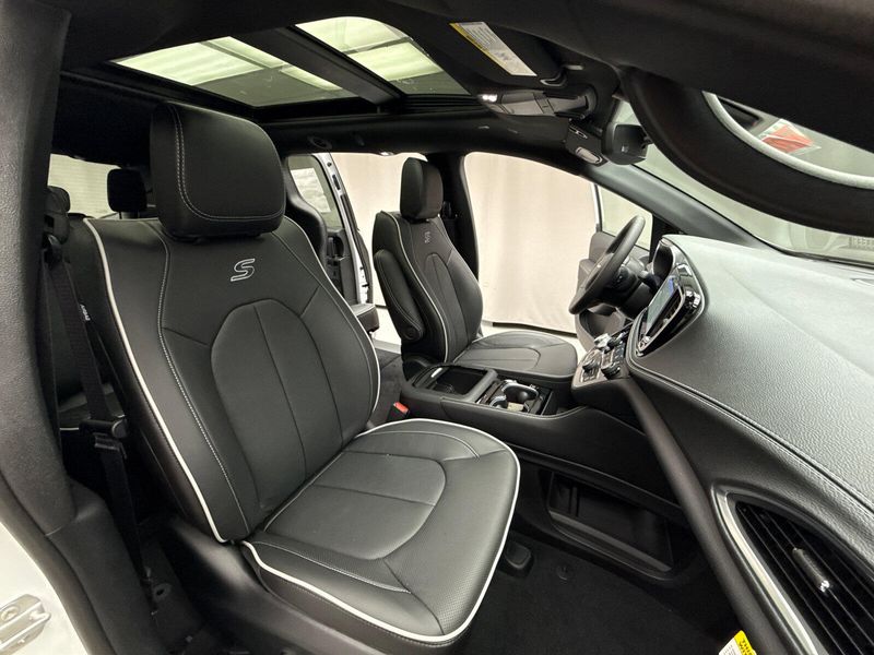 New 2026 Chrysler Pacifica Limited AwdImage 21
