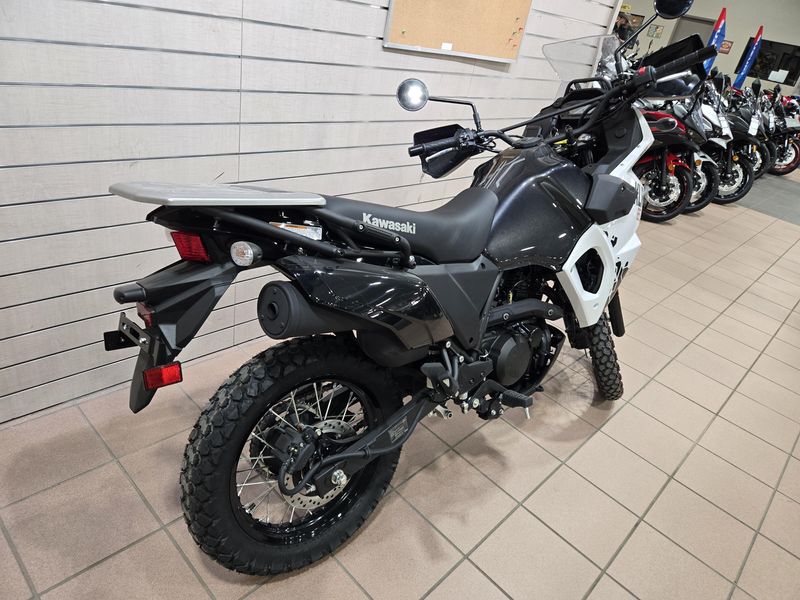 2025 Kawasaki KLR 650 PEARL CRYSTAL WHITE AND METALLIC CARBON GRAYImage 3