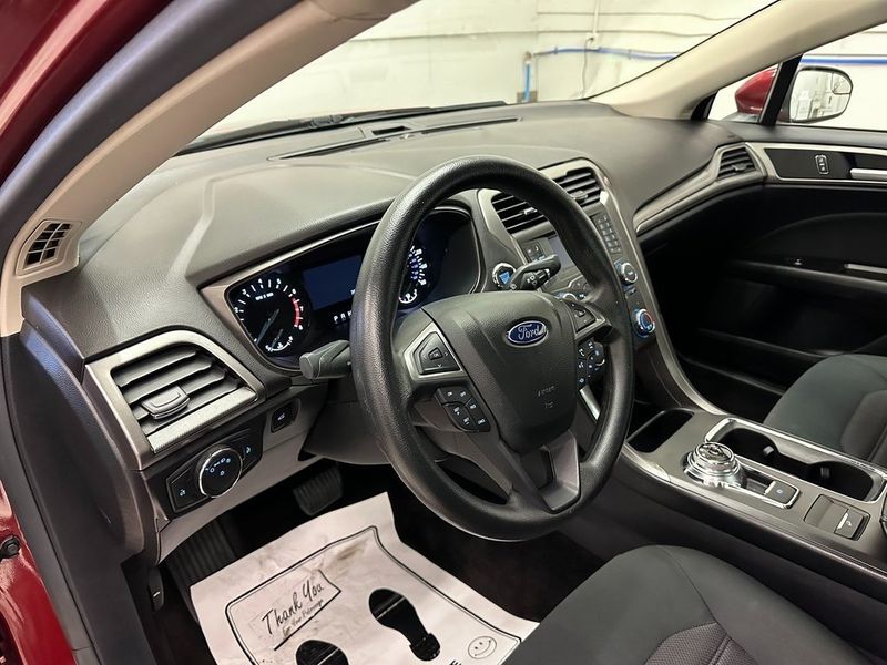 2017 Ford Fusion SEImage 18