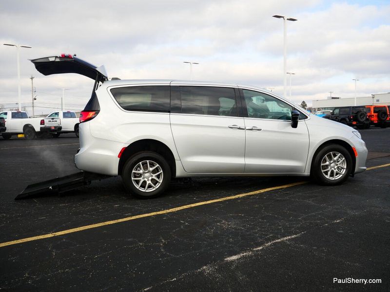 New 2026 Chrysler Pacifica Select