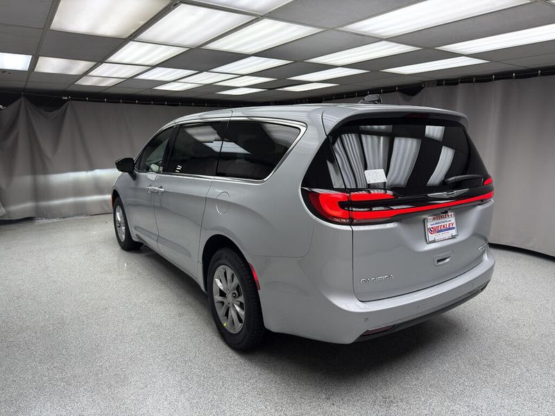 New 2026 Chrysler Pacifica Limited AwdImage 2