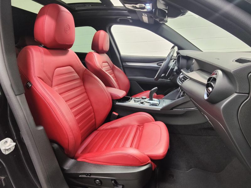 Used 2024 Alfa Romeo Stelvio Veloce AWD w/Sunroof/Nav/Activ AsstImage 4