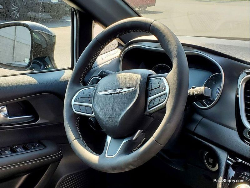 New 2025 Chrysler Voyager LxImage 16