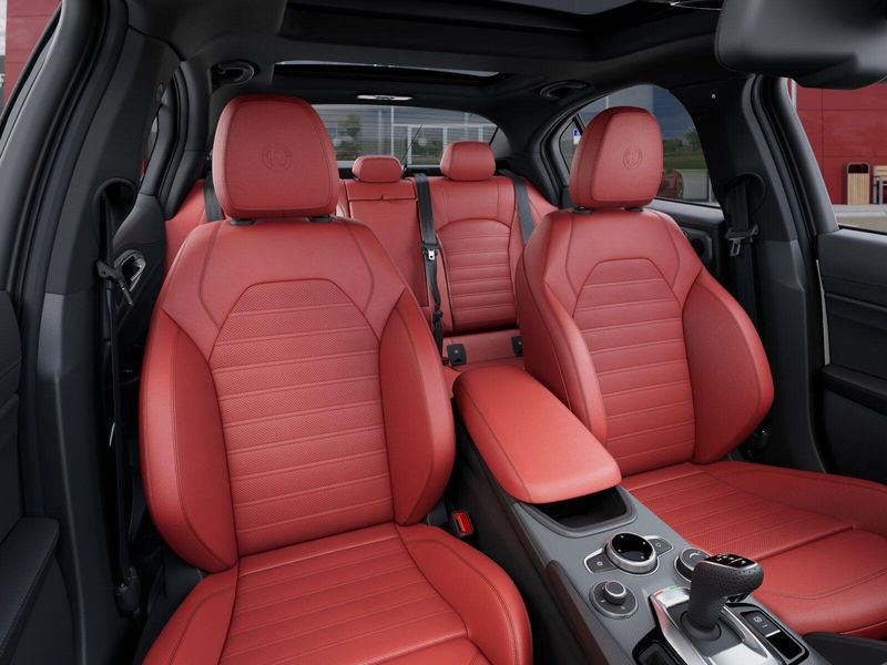 New 2025 Alfa Romeo Giulia AwdImage 9