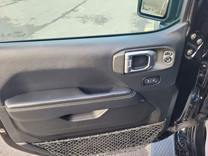 2018 Jeep Wrangler Unlimited Sahara photo 2