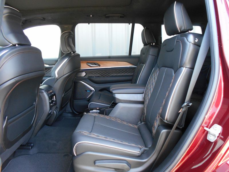 New 2025 Jeep Grand Cherokee L Summit Reserve 4x4Image 7