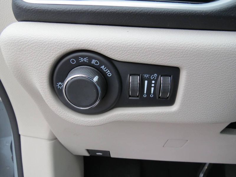 2023 Chrysler Voyager LX 4dr Mini VanImage 12