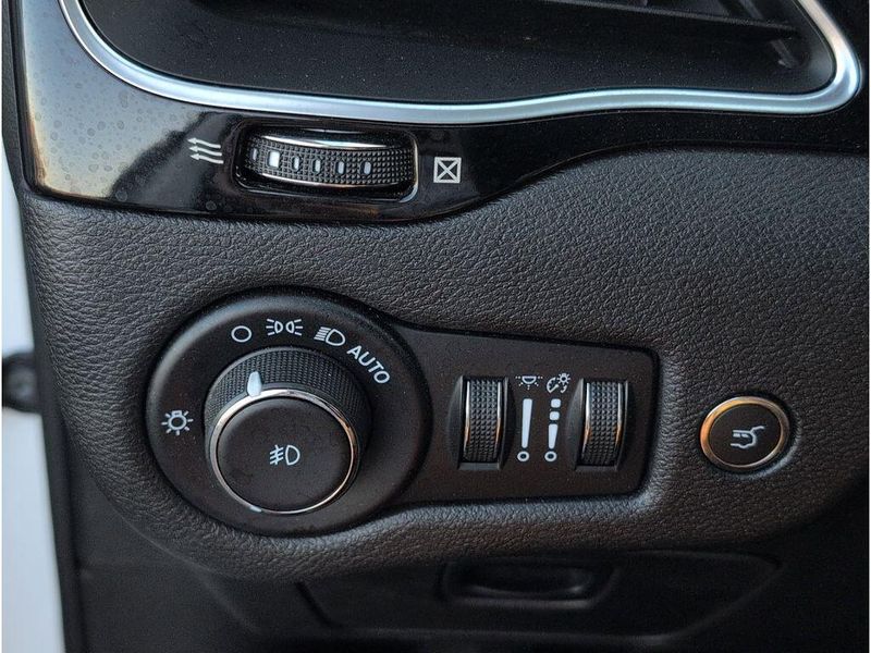 Used 2023 Jeep Cherokee Altitude LuxImage 27