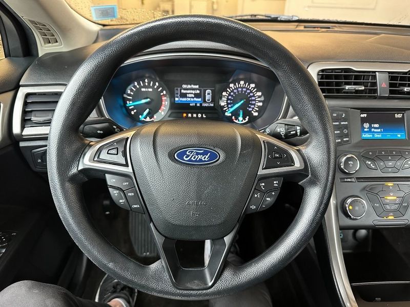 2018 Ford Fusion SEImage 2