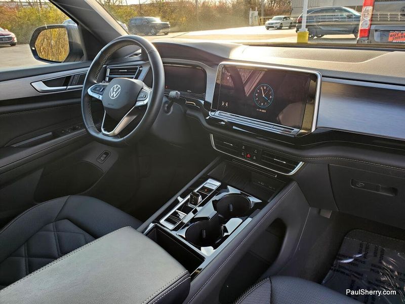 2025 Volkswagen Atlas Cross Sport SE Technology photo 2