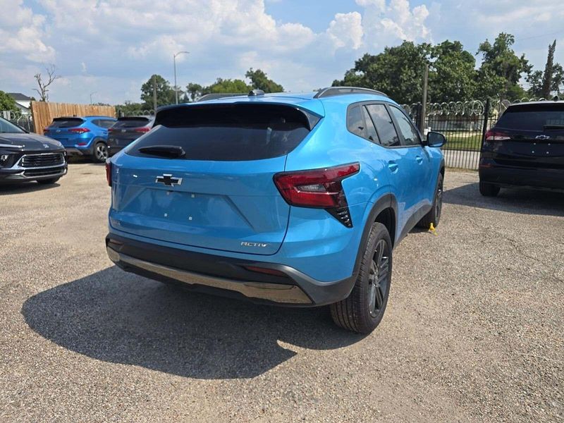 2025 Chevrolet Trax ACTIV photo 2