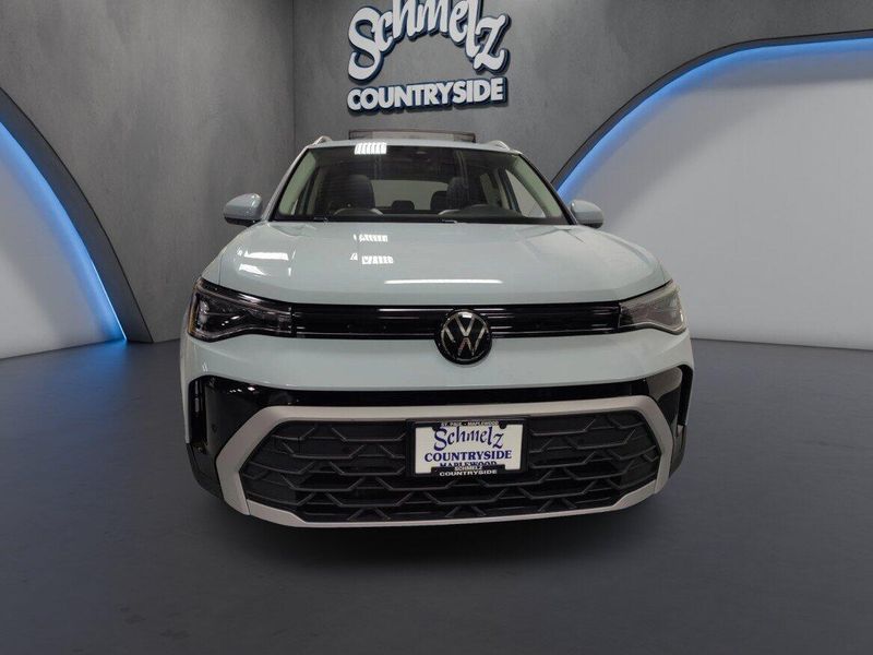 Used 2025 Volkswagen Taos SE AWD w/SunroofImage 2