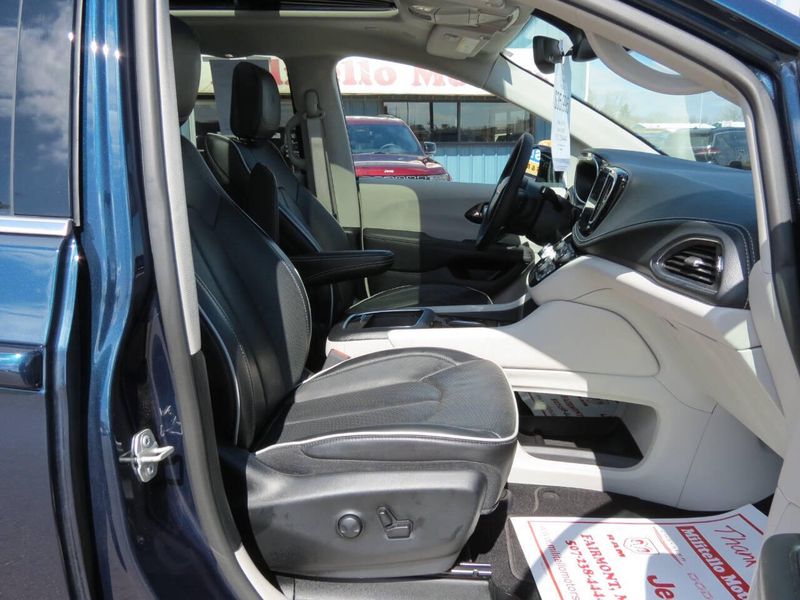Used 2024 Chrysler Pacifica Limited 4dr Mini VanImage 19