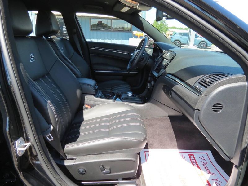 Used 2018 Chrysler 300 S AWD 4dr SedanImage 8