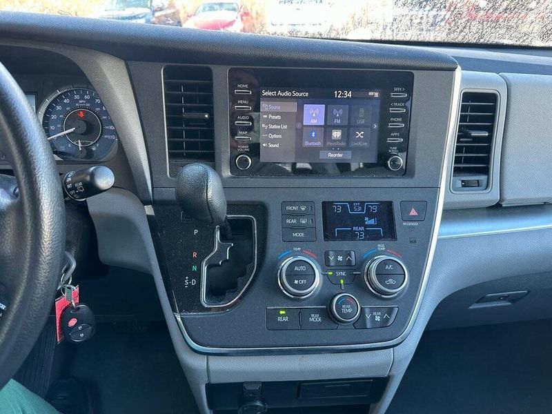 2019 Toyota Sienna LImage 6