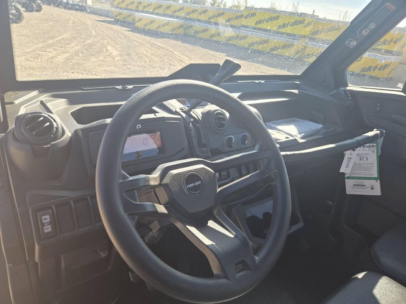 New 2026 Can-Am DEF DPS CAB HD9 Image 11