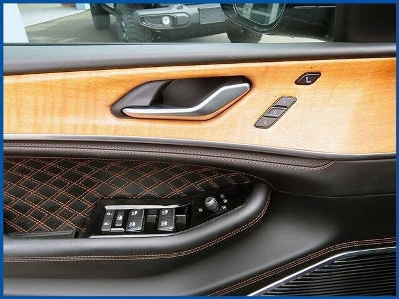 2022 Jeep Grand Cherokee SummitImage 12