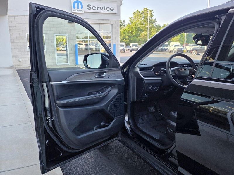 Used 2023 Jeep Grand Cherokee Limited