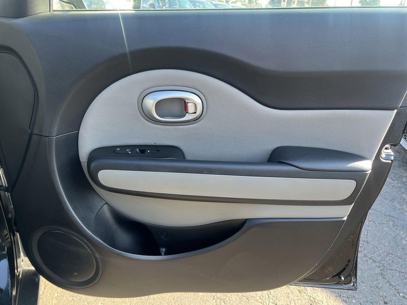 2016 Kia Soul BaseImage 21