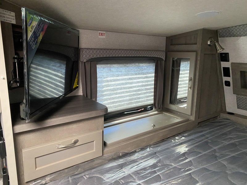 New 2025 ARCTIC FOX 811 W/Gen Image 18