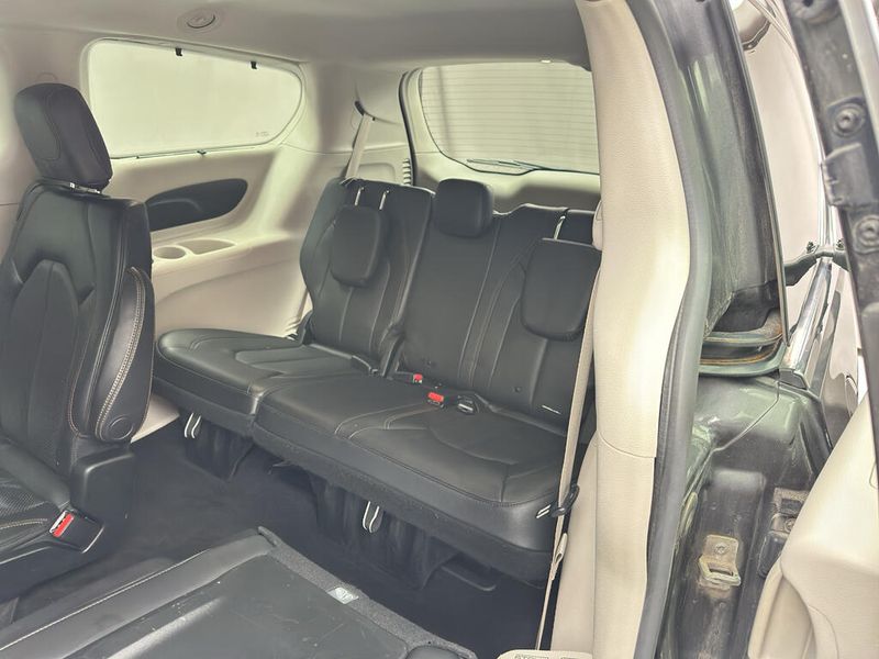 Used 2019 Chrysler Pacifica Touring LImage 18