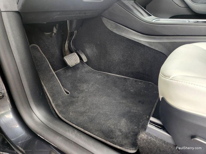2024 Tesla Model Y Long RangeImage 30