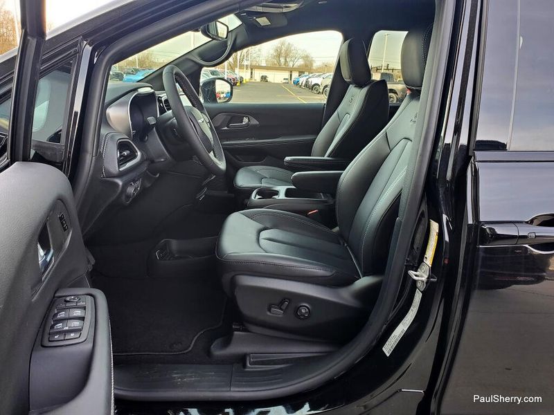 New 2026 Chrysler Pacifica Select