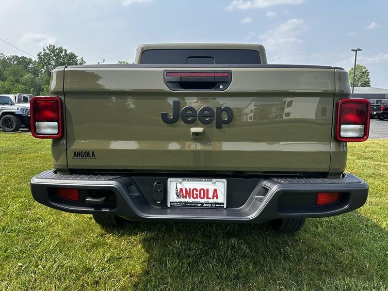 2025 Jeep Gladiator Sport S photo 4