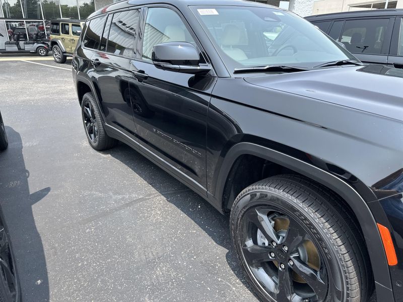 New 2025 Jeep Grand Cherokee L Limited 4x4Image 4