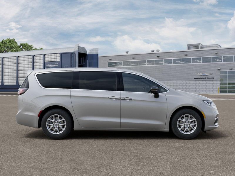 New 2026 Chrysler Pacifica Select FWD