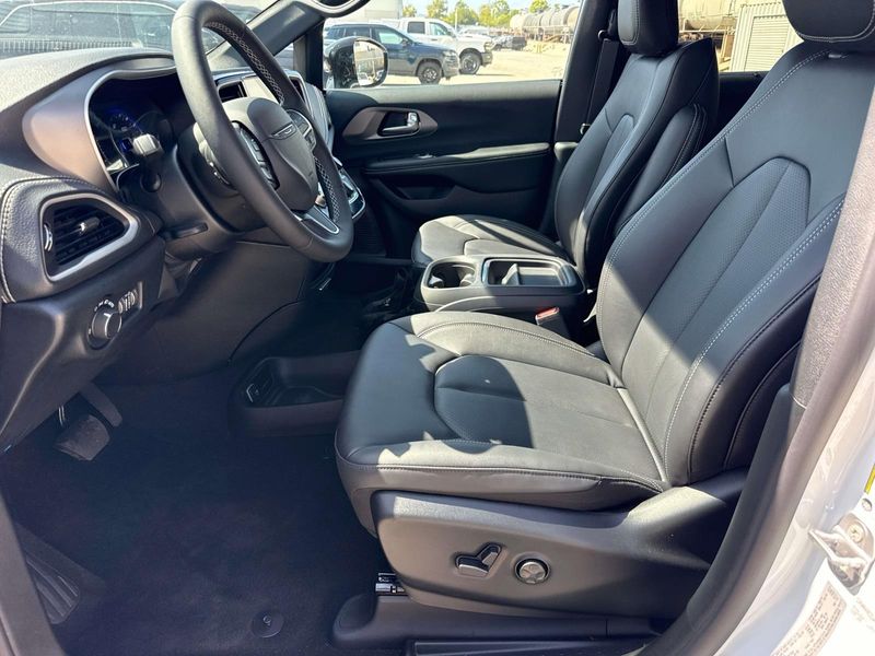 New 2027 Chrysler Pacifica Select Awd