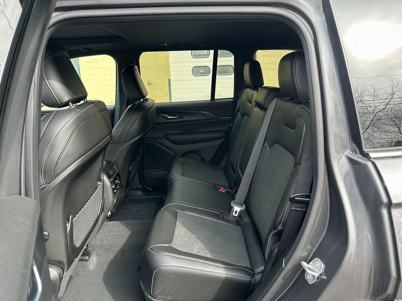 2025 Jeep Grand Cherokee Altitude X 4x4Image 13