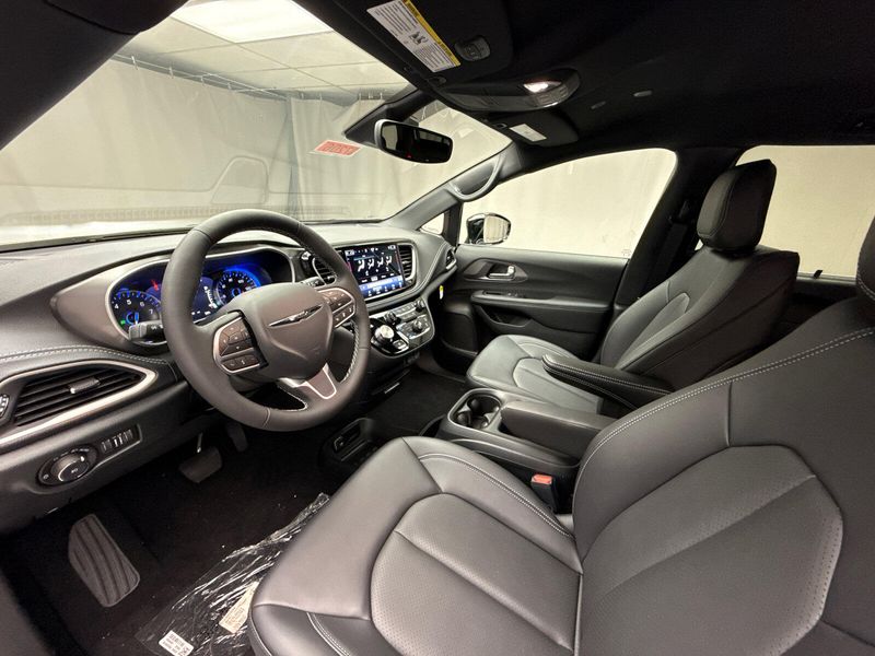 2025 Chrysler Pacifica SelectImage 9