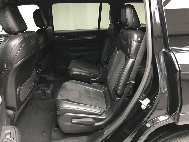Used 2023 Jeep Grand Cherokee L AltitudeImage 12