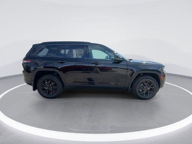 New 2026 Jeep Grand Cherokee Laredo Altitude 4x2Image 9