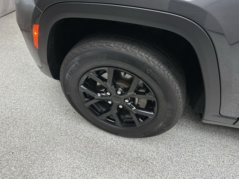 Used 2025 Jeep Grand Cherokee Altitude XImage 2