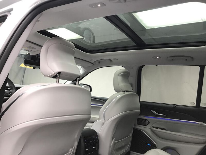 Used 2022 Jeep Grand Cherokee OverlandImage 25