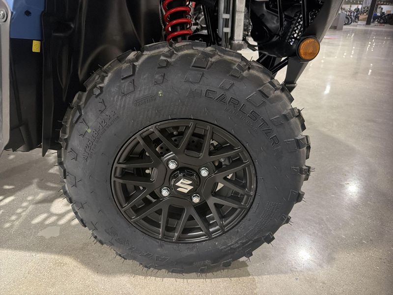 New 2025 Suzuki KINGQUAD 500 AXI POWER STEERING SE  in a BLUE exterior color. Victorville Del Amo Motorsports 760-241-7387 delamomotorsportsofvictorville.com 