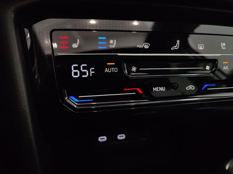 Used 2025 Volkswagen Taos SEL AWD w/Sunroof/NavImage 20