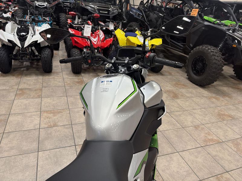 New 2024 Kawasaki Z7 HYBRID ABS Image 25