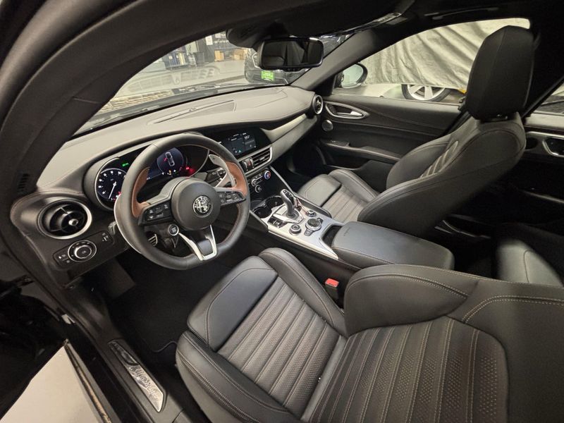 New 2025 Alfa Romeo Giulia Intensa AwdImage 5